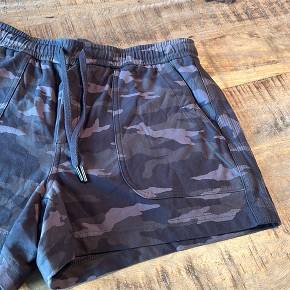 NWOT Athleta Camo Farallon Short, Olive Camo - Picture 4 of 10